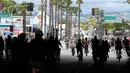 Orang-orang mengendarai sepeda di jalan-jalan bebas kendaraan bermotor selama acara CicLAvia di Culver City, Los Angeles, Minggu (3/3). Di Los Angeles, car free day disebut juga CicLAvia dan pertama kali diadakan pada 10 Oktober 2010. (Chris Delmas/AFP)