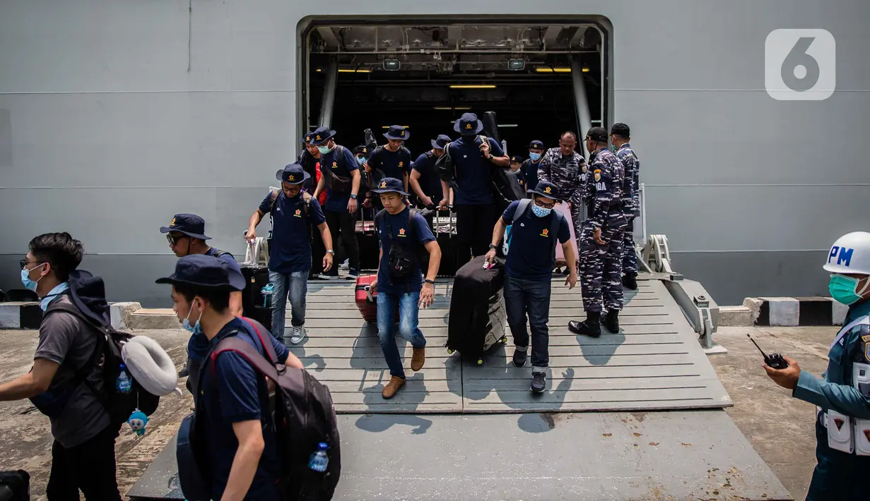 WNI ABK World Dream tiba di di Kolinlamil, Tanjung Priok, Jakarta Utara, Sabtu (14/3/2020). Sebanyak 188 WNI ABK World Dream telah usai jalani masa observasi di Pulau Sebaru, kondisinya sudah sangat baik dan sehat untuk bisa kembali ke rumahnya masing-masing. (Liputan6.com/Faizal Fanani)