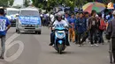 Dengan berbagai macam kendaraan bermotor para bobotoh mulai memadati stadion Si Jalak Harupat Bandung pada Jumat 6 Des 2013.(Liputan6.com/Helmi Fithriansyah)