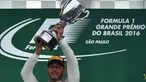  Pebalap Mercedes GP, Lewis Hamilton, menjaga asa untuk mempertahankan gelar juara dunia F1. Ini berkat kemenangan pada balapan F1 GP Brasil, Minggu (13/11/2016), dengan mengalahkan rivalnya, Nico Rosberg. (AFP/Miguel Schincariol)