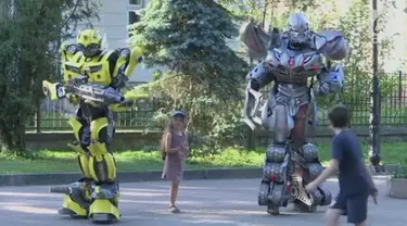 Pasutri asal Ukraina membangun bisnis kostum robot Transformer. Hasil karya mereka telah ditampilkan di beberapa festival internasional, seperti di Latvia, Qatar, hingga Amerika Serikat.