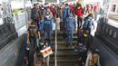 Penumpang kereta api Dharmawangsa Surabaya Pasarturi–Pasar Senen tiba di stasiun Senen, Jakarta, Minggu (3/01/2021). PT KAI Daop 1 memprediksi puncak arus balik libur Natal dan Tahun Baru 2021 terjadi pada 3-4 Januari 2020. (Liputan6.com/Herman Zakharia)
