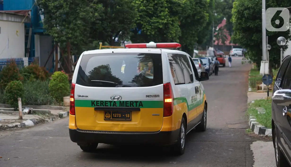 Ambulans membawa jenazah yang diduga warga negara China yang hilang saat tengah menyelam di Pulau Sangiang, Bandara Halim Perdanakusuma, Jakarta, Senin (11/11/2019). WN China yang hilang sejak 3 November lalu itu ditemukan sekitar pukul 06.15 WIB tadi. (Liputan6.com/Immanuel Antonius)