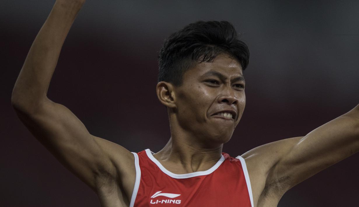 Pelari Indonesia, Sapto Yogo Purnomo, memacu kecepatan saat tampil pada cabang atletik nomor lari 200 meter T 37 Asian Para Games di SUGBK, Jakarta, Senin (8/10/2018). (Bola.com/Vitalis Yogi Trisna)