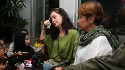 Istri James Sahertian, Roweina dan kakak James Sahertian, Debby Sahertian memberikan keterangan kepada wartawan terkait kronologi meninggalnya James Sahertian, Rumah Duka RSPP Jakarta Selatan, Senin (13/4/2015). (Liputan6.com/Faisal R Syam)
