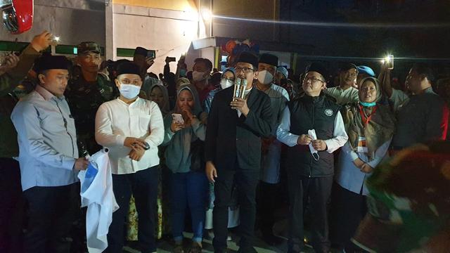 Bupati Garut Helmi Budiman, bersama Kameg Garut Cece Hidayat, melepas rombongan gelombang pertama jemaah haji asal Garut, dalam keberangkatan Juni lalu. (Liputan6.com/Jayadi Supriadin)