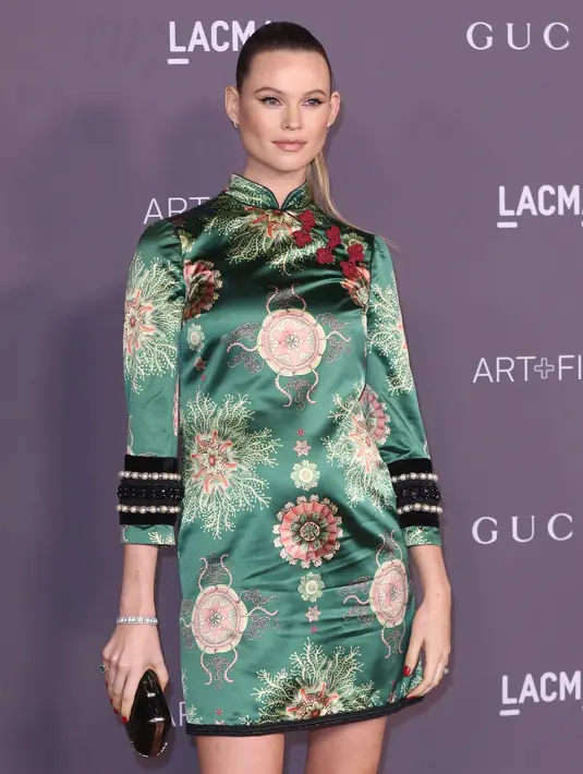 Model Victoria's Secret, Behati Prinsloo menghadiri acara karpet merah LACMA Art + Film Gala di Los Angeles, 4 November 2017. Behati menata rambutnya dengan sleek high ponytail hingga menciptakan kesan elegan. (Photo by Willy Sanjuan/Invision/AP)