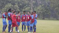 Pelatih Semen Padang, Nil Maizar, memberikan pengarahan kepada anak asuhnya saat latihan jelang laga final Piala Jenderal Sudirman melawan Mitra Kukar di Lapangan Sutasom, Jakarta, Jumat (22/1/2016). (Bola.com/Vitalis Yogi Trisna)