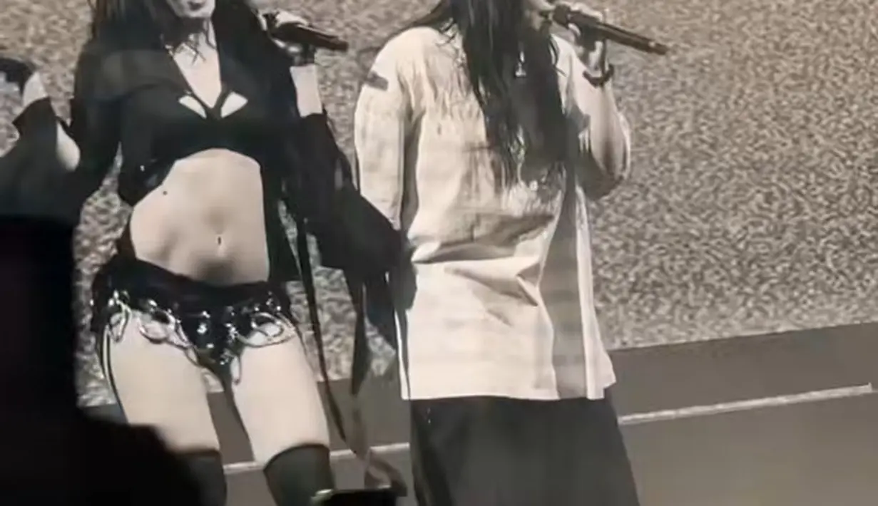 Billie Eilish hadir menjadi guest start saat Charli xcx performance. Bille mengenakan atasan model boxies dipadukan celana pendek hitam. [@charli_xcx]