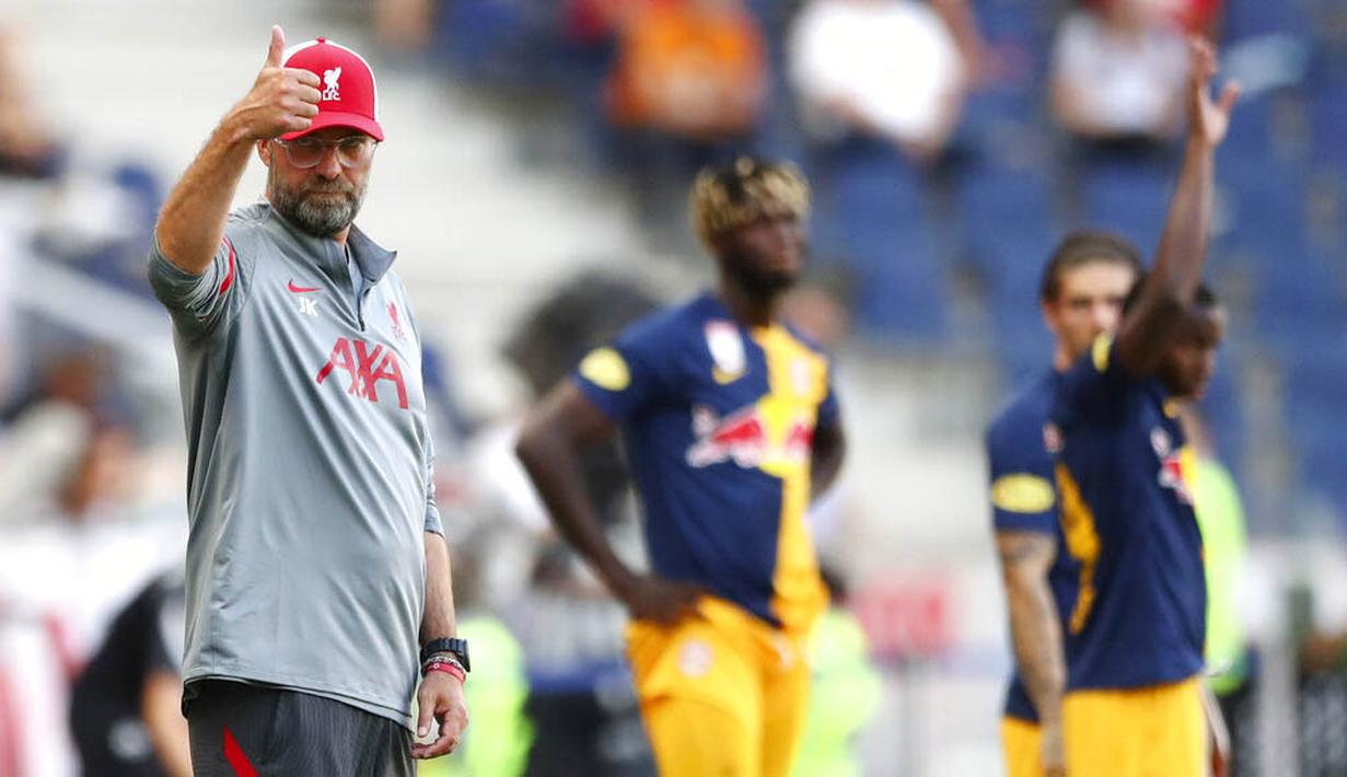 Pelatih Liverpool, Juergen Klopp, saat pertandingan melawan RB Salzburg pada laga persahabatan di Stadion Red Bull Arena, Salzburg, Selasa (25/8/2020). Kedua tim bermain imbang dengan skor 2-2. (AP Photo/Matthias Schrader)