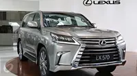 Tampilan luar Lexus LX 570 terbaru saat peluncuran perdana di Jakarta, Selasa (1/3/2016). LX 570 menggunakan mesin berkode 3UR-FE dengan kapasitas 5.700 cc yang memiliki tenaga sebesar 367 dk.(Liputan6.com/Immanuel Antonius)