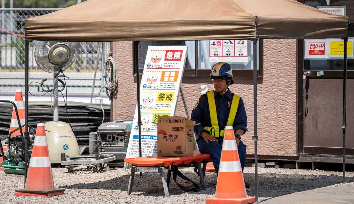 Suhu tertinggi pada siang hari mencapai 37 derajat Celsius di Kota Kyoto dan Kota Yonago pada Selasa (26/8/2025), dan 36 derajat Celsius di kota Aizuwakamatsu, Kofu, Nagoya, dan Yamaguchi. (Yuichi YAMAZAKI/AFP)