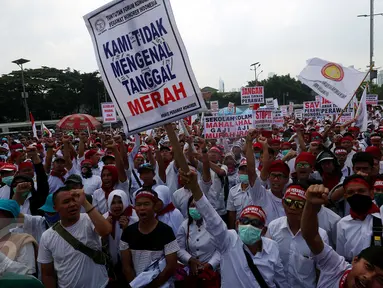 Ratusan massa dari para perawat honorer Indonesia melakukan unjuk rasa di depan Gedung DPR, Jakarta, Kamis (16/3). Dalam unjuk rasanya mereka meminta pemerintah khususnya DPR untuk diangkat menjadi Pegawai Negeri Sipil (PNS).(Liputan6.com/Johan Tallo)