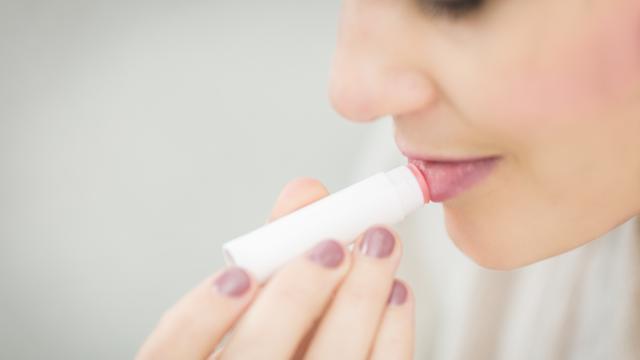 Ilustrasi penggunaan lip balm