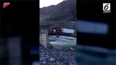 Begini detik-detik sebuah truk besar melewati jembatan kayu yang berukuran kecil.