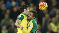 Pemain Norwich City, Robbie Brady, bertabrakan dengan sesama rekannya, Gary O'Neil (Reuters)