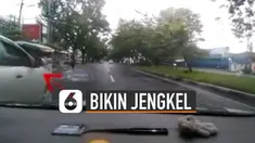 Beredar video kelakuan pengendara mobil yang membuat geleng-geleng kepala. Dikira mau berbelok ternyata pengendara mobil ini sedang menunggu pesanan makanan yang ia pesan ke pedagang kaki lima.