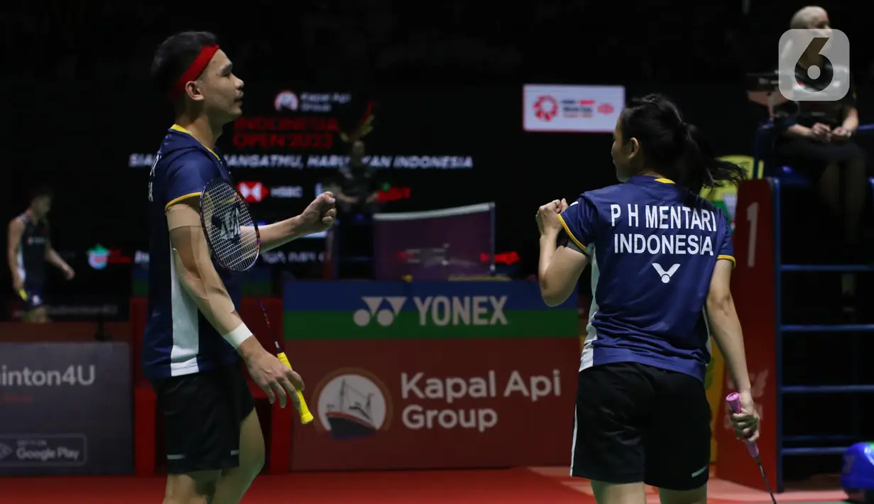Hasil ini tak hanya mengantarkan Rinov Rivaldy/Pitha Haningtyas Mentari ke babak 16 besar, tetapi juga membuat mereka membayar kekalahan pada laga sebelumnya di Malaysia Open 2023. (Liputan6.com/Helmi Fithriansyah)