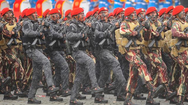 Defile Pasukan dan Alutsista Meriahkan Gladi Bersih HUT ke-79 TNI