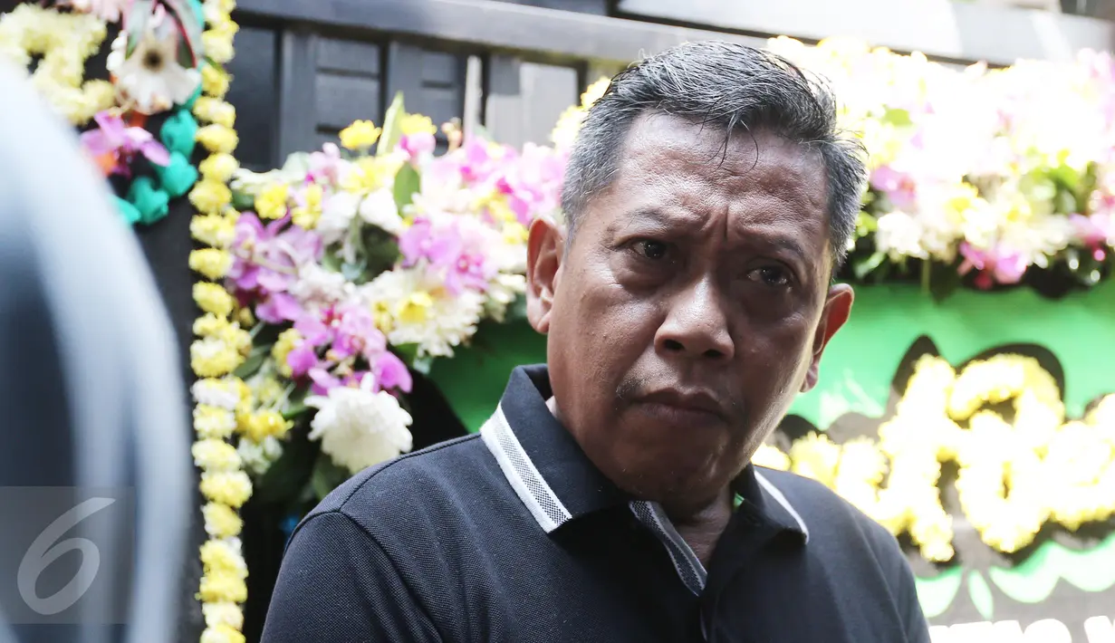 Komedian Tukul Arwana saat melayat ke rumah duka Alm Eko Koeswoyo alias Eko DJ di kawasan Pondok Kelapa, Jakarta, Selasa (28/3). Eko DJ meninggal dunia dalam usia 65 tahun. (Liputan6.com/Herman Zakharia)