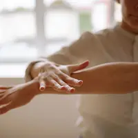 Ketegangan otot, napas yang terasa pendek, hingga sulit merasa rileks bisa menjadi alasan untuk mulai memperhatikan sinyal tubuh saat menghadapi tekanan sehari-hari. (Foto/Dok: Pexels)