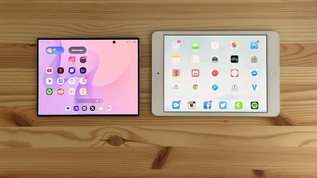 Jurnalis teknologi Ray Wong membandingkan Galaxy Z Fold 8 dengan iPad mini. Credit: X/Ray Wong