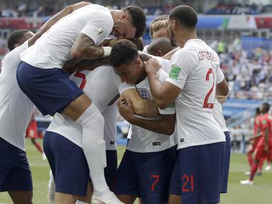 Para pemain Inggris merayakan gol yang dicetak John Stones ke gawang Panama pada laga grup G Piala Dunia di Stadion Nizhny Novgorod, Nizhny Novgorod, Minggu (24/6/2018). Babak pertama Inggris unggul 5-0 atas Panama. (AP/Matthias Schrader)