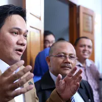 "Kita minta keadilan aja. Kritik itu tidak bisa diartikan kata per kata. Tapi dalam rangkaian cerita dan peristiwa," ujarnya membela diri di Pengadilan Negeri Jakarta Selatan, Senin (10/8/2015). (Galih W. Satria/Bintang.com)