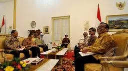 Presiden Joko Widodo (tengah) bersama lima Pimpinan KPK di Istana Merdeka, Jakarta, Jumat (27/2/2015). Pertemuan ini membahas tentang perkembangan KPK sejak dilantiknya Pimpinan KPK Sementara. (Liputan6.com/Faizal Fanani)