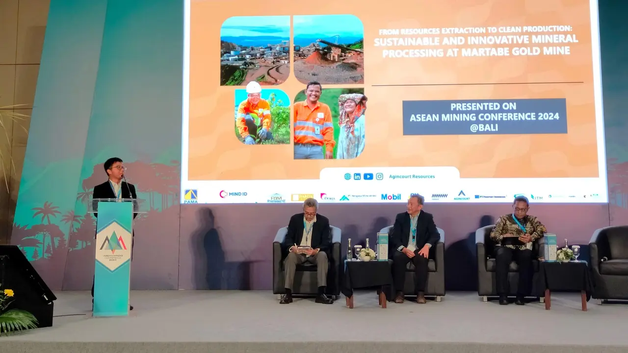 Wakil Presiden Direktur Agincourt Resources, Ruli Tanio, memberikan pemaparan di ASEAN Mining Conference di Bali, Selasa (19/11/2024), di hadapan ratusan delegasi pertambangan di Asia Tenggara. (Dok: PTAR)