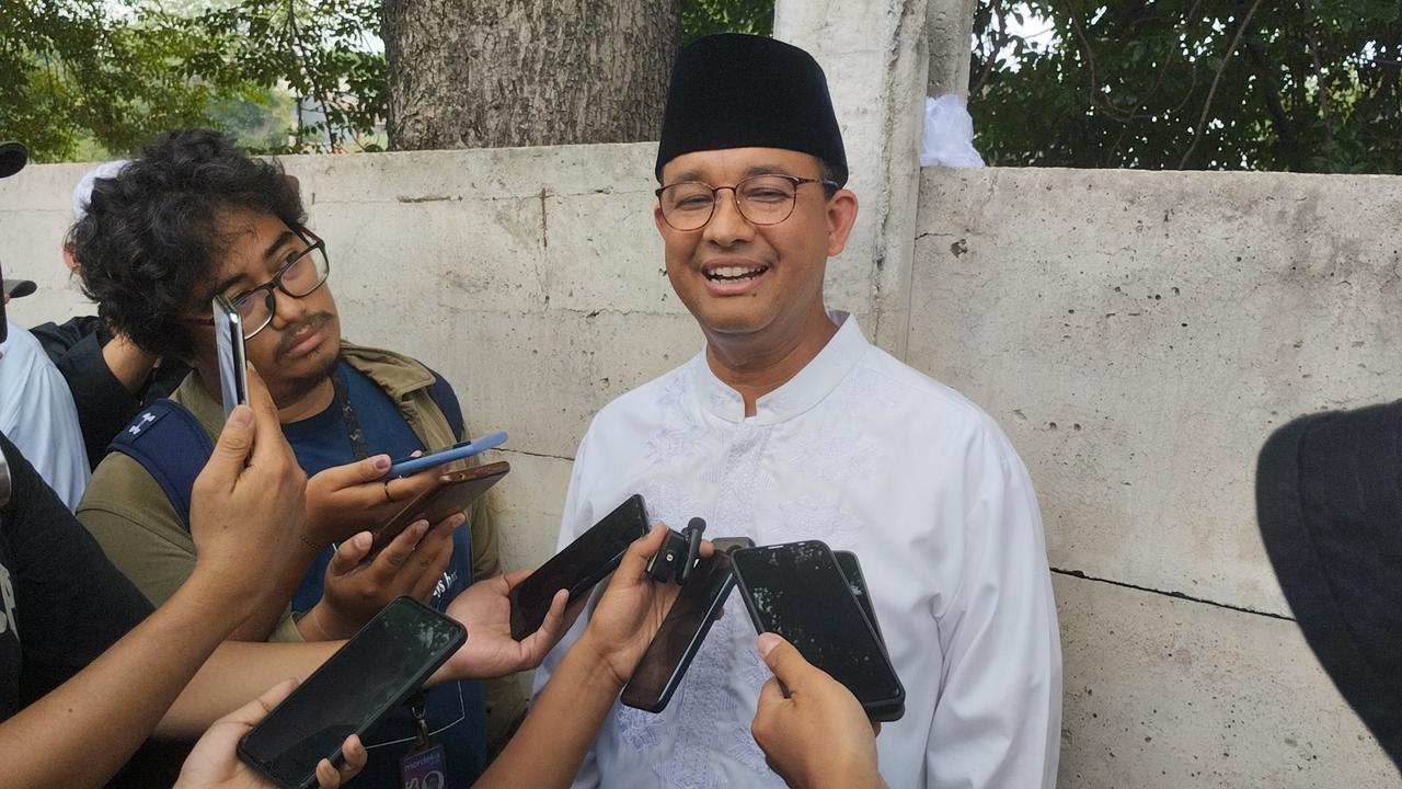 Bakal calon presiden Anies Baswedan saat menghadiri peringatan Maulid Nabi Muhammad SAW serta Haul Qutbil Anfas Al Habib Umar bin Abdurrahman al Atthos ke-373 di Majelis Darul Musthofa al Madinatul Munawaroh, Jagakarsa, Jakarta Selatan, Selasa (7/11/2023)