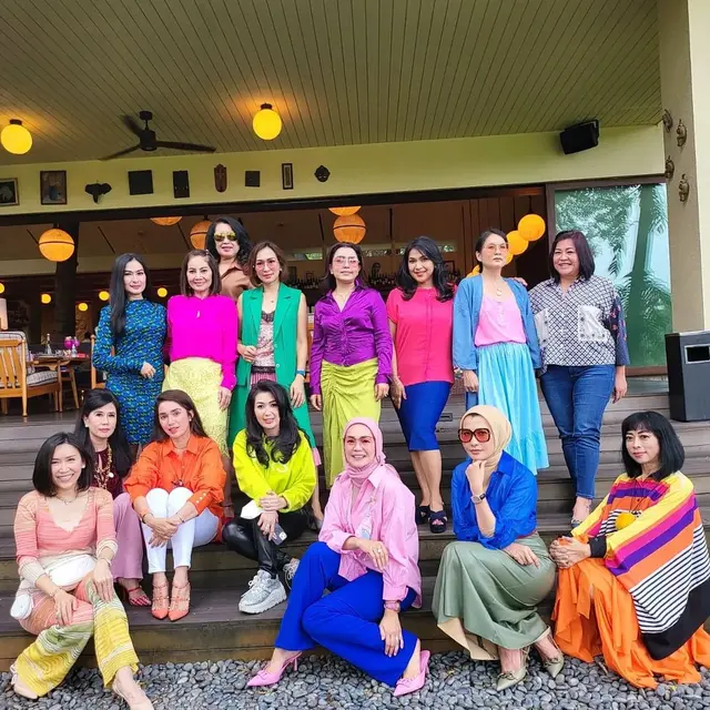 6 Momen Mayangsari Kumpul Bareng Geng Kepompong Arisan, Curi Perhatian