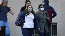 Para pekerja medis tiba untuk giliran kerja di NewYork-Presbyterian Hospital / Weill Cornell Medical Center selama pandemi COVID-19 di New York City (21/4/2020). (Cindy Ord/Getty Images/AFP)