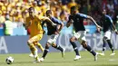 Penyerang Australia, Tomi Juric, berusaha melewati pemain Prancis, Nabil Fekir, pada laga Piala Dunia di Kazan Arena, Sabtu (16/6/2018). Prancis menang 2-1 atas Australia. (AP/Pavel Golovkin)