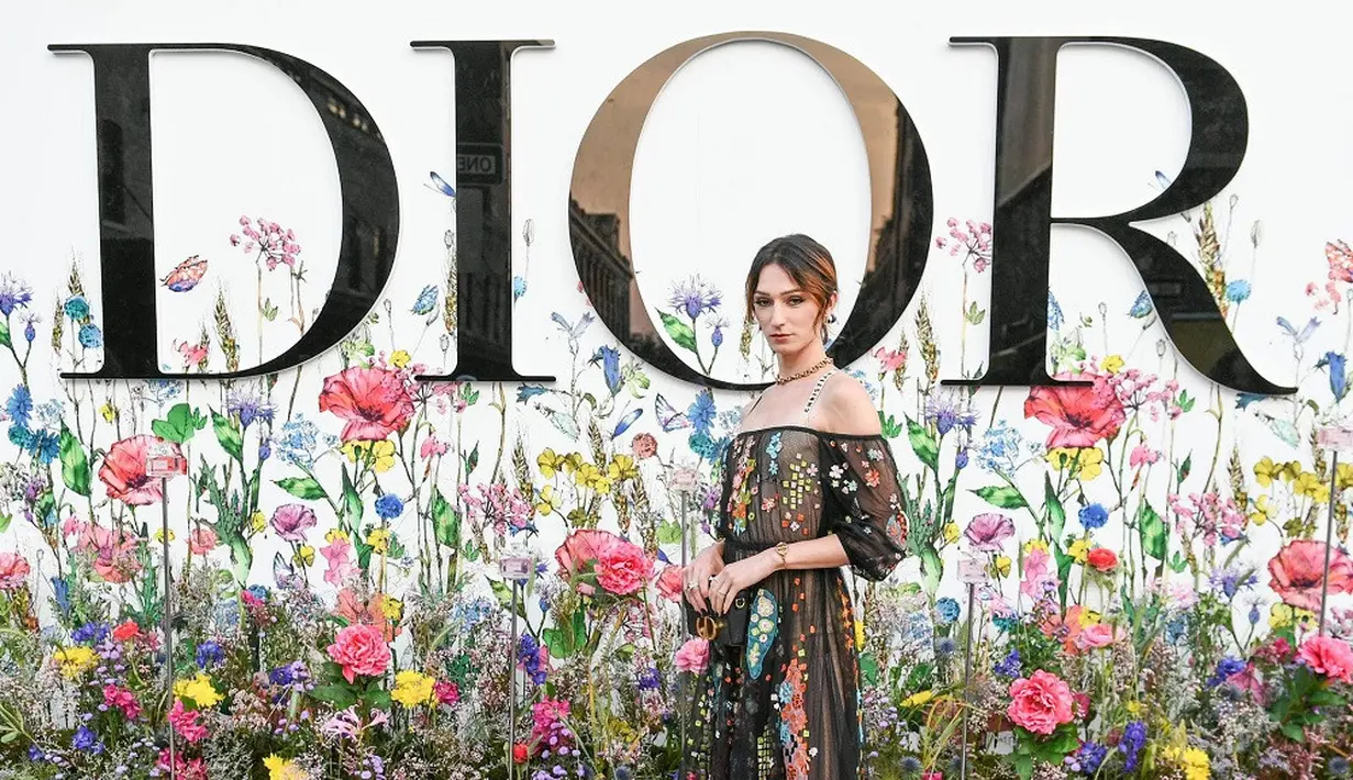 Jesse James Keitel mengenakan Dior Ready-To-Wear oleh Maria Grazia Chiuri. Bintang film Big Sky ini juga mengenakan tas Dior, sepatu, dan perhiasan. Riasan oleh Dior Beauty. (dok/Dior).