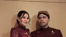 Aaliyah pun tampil dengan kebaya maroon serasi dengan beskap yang dikenakan suaminya, Thariq Halilintar. Dipadukan bawahan kain batik coklat. [@ochiipramita]