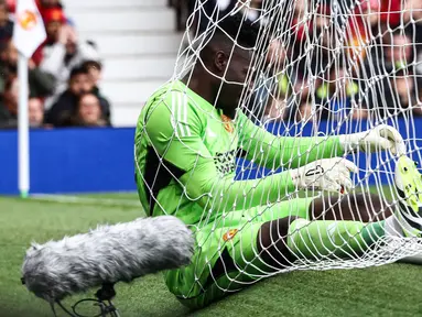 Reaksi kiper Manchester United, Andre Onana setelah gawangnya dibobol oleh pemain RC Lens, Florian Sotoca pada laga uji coba pramusim di Old Trafford, Manchester, Sabtu (05/08/2023). (AFP/Darren Staples)