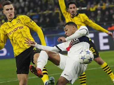 Penyerang Paris Saint Germain (PSG) Kylian Mbappe berebut bola dengan bek Borussia Dortmund Nico Schlotterbeck pada matchday terakhir Grup F Liga Champions di Signal Iduna Park, Kamis (14/12/2023) dini hari WIB.  (AP Photo/Martin Meissner)