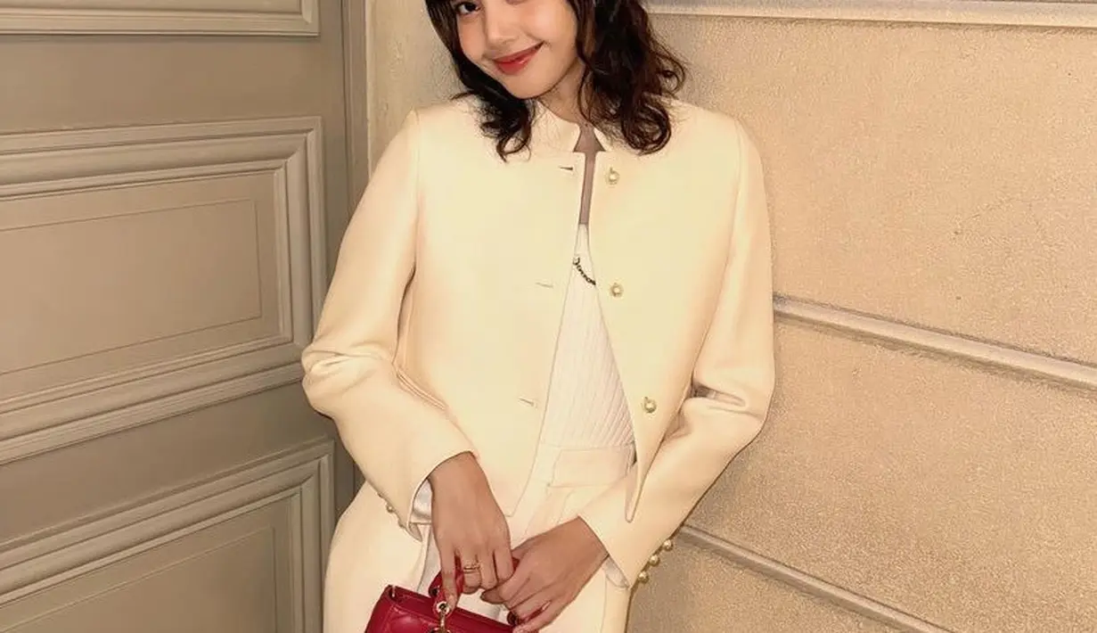 Bukan Celine, Lisa membawa tas merah lady Dior seharga Rp76 jutaan. Dengan gaya rambut pendek diikat setengah bergaya ikal dan poni depannya. [@lalalalisa_m]