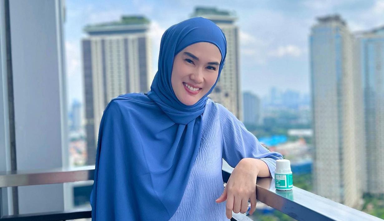 <p>Perbedaan Stevie saat mengenakan dan tanpa hijab memang terlihat bikin pangling. Kendati demikian, Stefie terlihat menawan meski kini sudah berkepala tiga. (Liputan6.com/IG/@steviagnecya).</p>