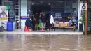 Pekerja membersihkan toko obat yang terendam banjir di Kawasan Bendungan Hilir (Benhil), Jakarta Pusat,  Selasa (25/2/2020). Salah satu wilayah terdampak banjir yakni kawasan Benhil hingga membuat akses jalan untuk sementara terputus.  (Liputan6.com/Angga Yuniar)