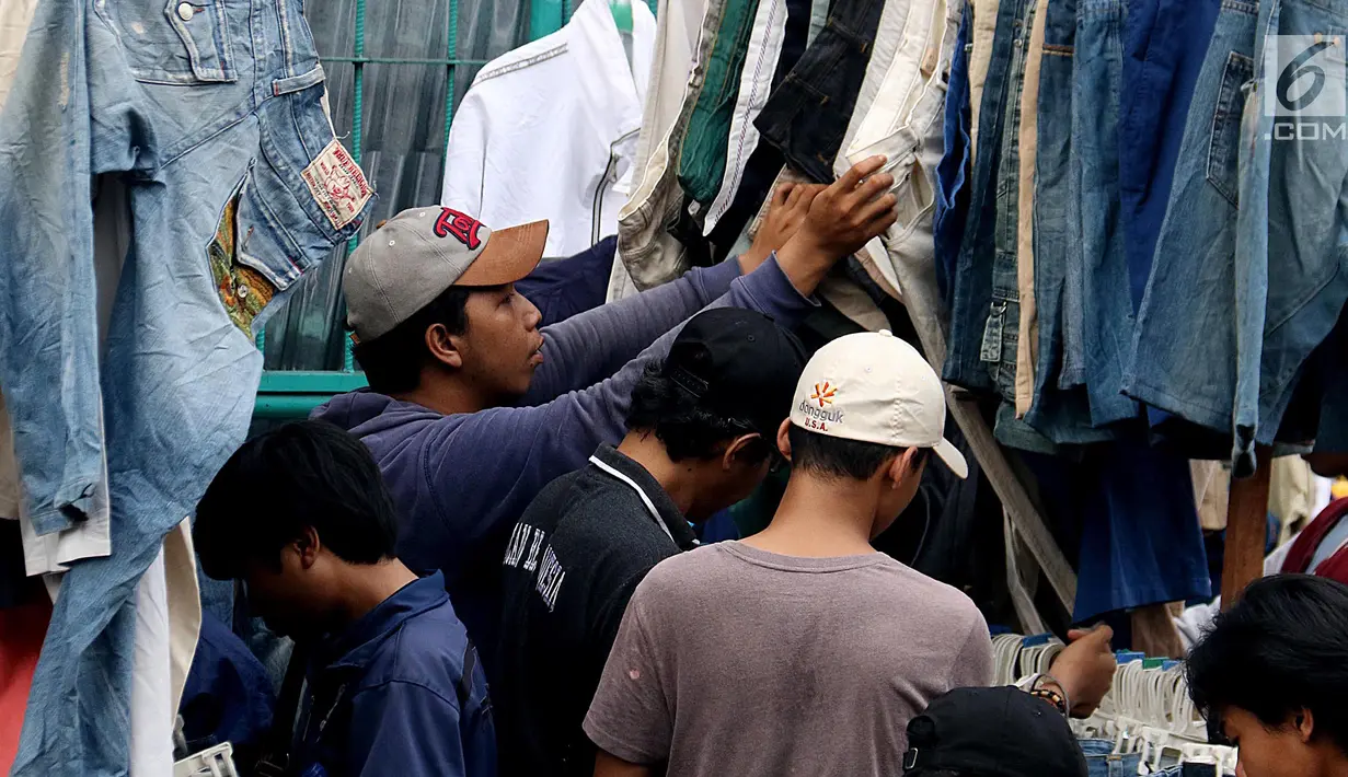 Calon pembeli memilih pakaian bekas di kawasan Pasar Senen, Jakarta, Sabtu (24/6). Menjelang lebaran ribuan pakaian bekas membanjiri di kawasan pasar Senen, harga baju yang dijual bervariasi mulai Rp 35000- RP 5000. (Liputan6.com/Angga Yuniar)