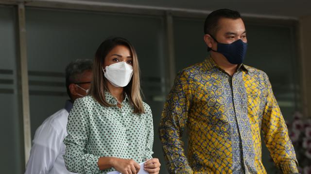 Nirina Zubir dan pengacaranya Ruben Jeffrey di Mapolda Metro Jaya, Kamis (18/11/2021)
