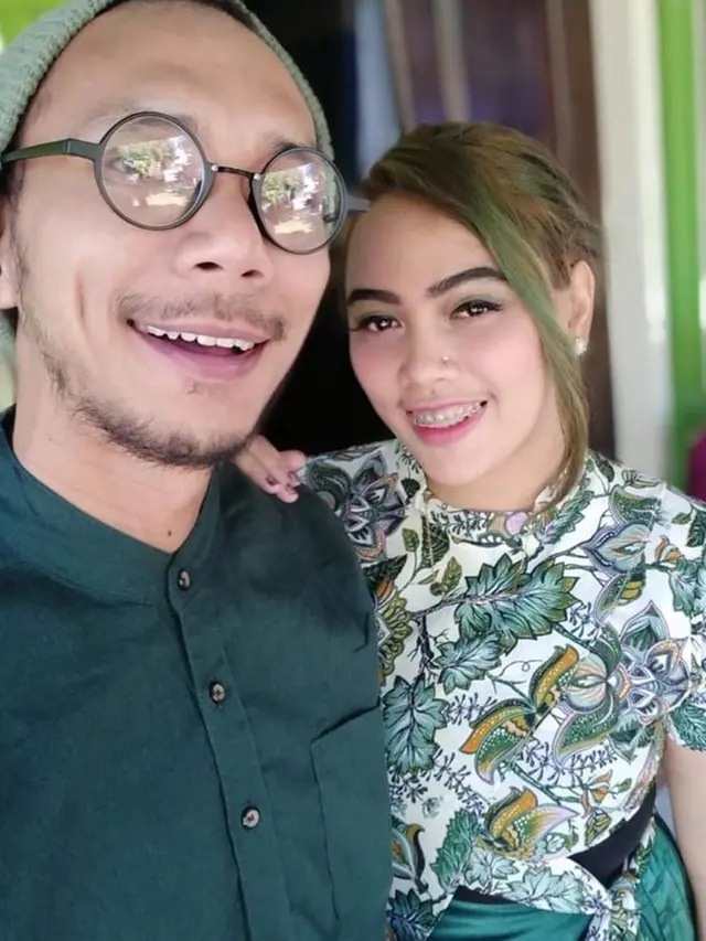 Jarang Terekspos, Ini 6 Potret Mesra Norman Kamaru Bersama Istri Kedua