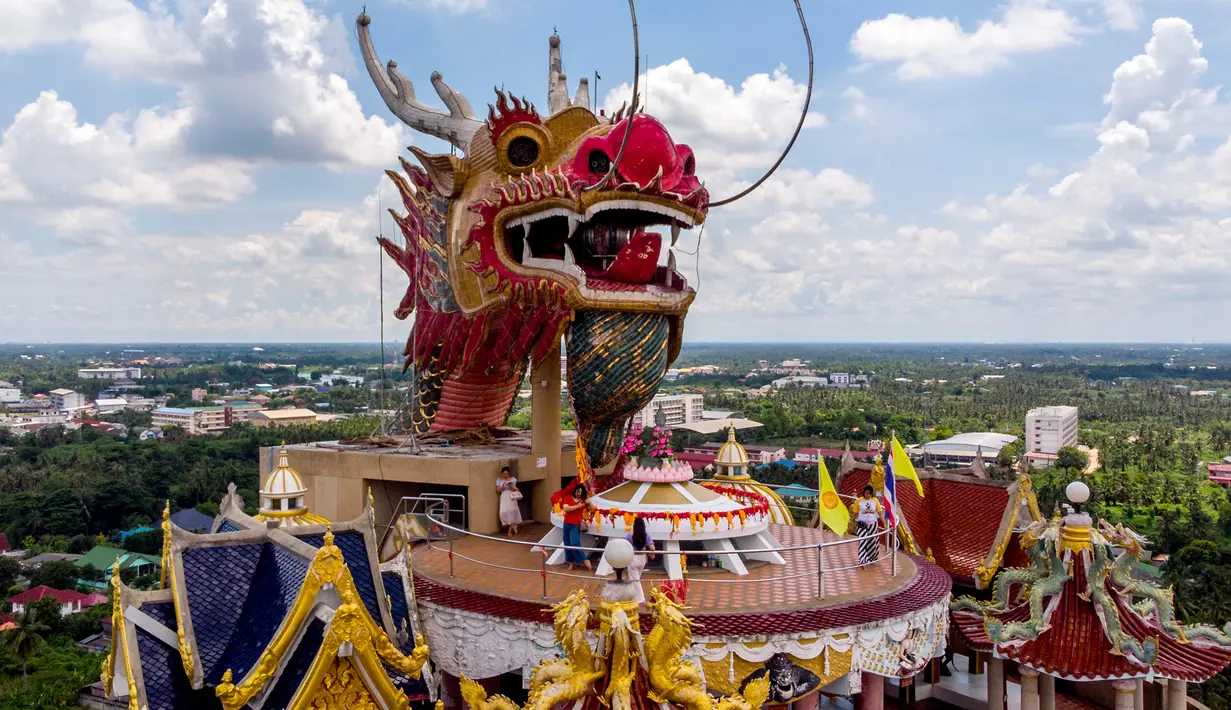 Pemandangan udara pada 11 September 2020 menunjukkan kuil Budha Wat Samphran (Kuil Naga) di Nakhon Pathom, sekitar 40 km sebelah barat Bangkok. Kuil Buddha ini menjadi salah satu destinasi wisata di Thailand karena memiliki arsitektur menakjubkan. (Photo by Mladen ANTONOV / AFP)