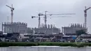Real Estate Indonesia (REI) memperkirakan, tingginya suku bunga dan adanya kebijakan loan to value (LTV) membuat pertumbuhan properti melambat.Terlihat pembangunan gedung di kawasan Waduk Pluit, Jakarta, Rabu (11/2/2015)(Liputan6.com/Faizal Fanani)