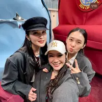 Gaya OOTD Liburan Akhir Tahun Sandra Dewi Bareng Bestie ke Korea Selatan [@sandradewi88]