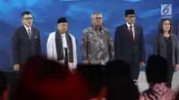 Cawapres nomor urut 01 Ma'ruf Amin dan nomor urut 02 Sandiaga Uno, moderator debat serta Ketua KPU Arief Budiman menyanyikan lagu kebangsaan Indonesia Raya sebelum debat cawapres 2019 di Hotel Sultan, Jakarta, Minggu (17/3). (Liputan6.com/Johan Tallo)