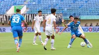 Pemain Persib Bandung, Ryan Kurnia (kanan depan) menguasai bola dibayangi pemain Persija Jakarta, Syahrian Abimanyu pada laga pekan ke-28 BRI Liga 1 2023/2024 di Stadion Si Jalak Harupat, Soreang, Kabupaten Bandung, Sabtu (9/3/2024). (Bola.com/M Iqbal Ichsan)