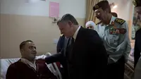 Polisi Yordania Letuskan Senjata Tewaskan 2 Petugas Keamanan AS. Raja Yordania kunjungi korban terluka (Reuters)